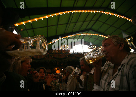 Augustiner Festhalle presso il Festival della birra Oktoberfest a Monaco di Baviera, Germania. Foto Stock