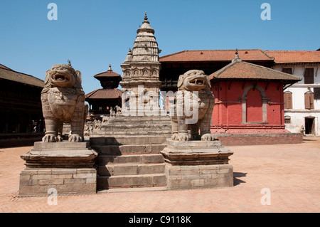 Bhaktapur è una città frenetica su una rotta commerciale attraverso le montagne del Nepal. Ci sono un grande santo storico templi della citta'. Foto Stock