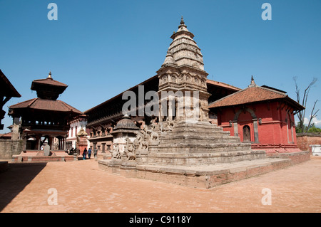 Bhaktapur è una città frenetica su una rotta commerciale attraverso le montagne del Nepal. Ci sono un grande santo storico templi della citta'. Foto Stock