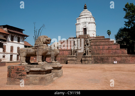 Bhaktapur è una città frenetica su una rotta commerciale attraverso le montagne del Nepal. Ci sono un grande santo storico templi della citta'. Foto Stock