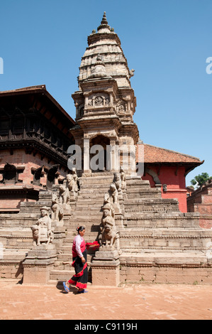 Bhaktapur è una città frenetica su una rotta commerciale attraverso le montagne del Nepal. Ci sono un grande santo storico templi della citta'. Foto Stock