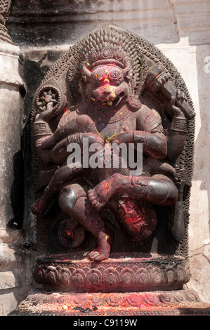 Bhaktapur è una città frenetica su una rotta commerciale attraverso le montagne del Nepal. Ci sono un grande santo storico templi della citta'. Foto Stock