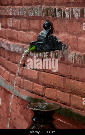 La città di Kathmandu è la capitale del Nepal. Ci sono acqua ornamentale beccucci per le strade della città ma l'acqua non è Foto Stock