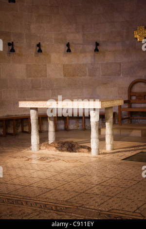 L'altare nella chiesa della moltiplicazione dei pani e dei pesci in Tabgha, Israele Foto Stock