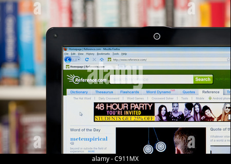 Il sito web di riferimento sparato contro una libreria sullo sfondo (solo uso editoriale: -print, TV, e-book e Redazione sito web). Foto Stock