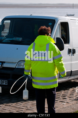 Un funzionario da HM Revenue & Customs controllo del combustibile in un furgone. Foto Stock