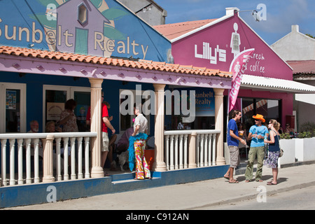 I Paesi Bassi, Bonaire Island, olandese dei Caraibi, Kralendijk, gente radunarsi vicino a negozi locali. Foto Stock