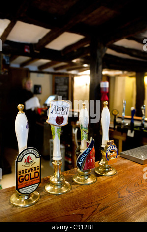 Maniglie di birra sulla barra della cerchiatura Public House in Essex Foto Stock