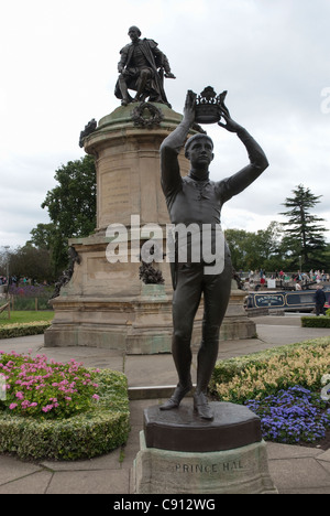 Statua del Principe Hal presso il Memoriale di Gower a Stratford Upon Avon. Il principe Hal è stato un personaggio nella commedia di Shakespeare Henry V. Foto Stock