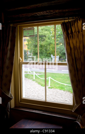 Un tradizionale in legno finestra a ghigliottina Foto Stock