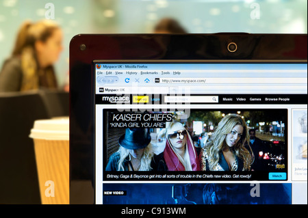 Il sito Web di MySpace shot in una caffetteria ambiente (solo uso editoriale: -print, TV, e-book e Redazione sito web). Foto Stock
