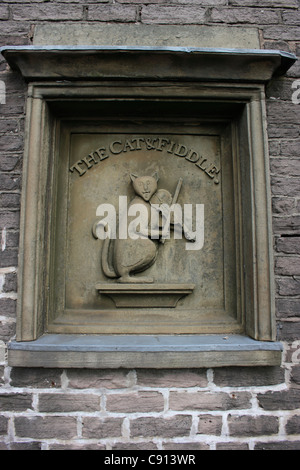 Il gatto e il violino è un nome popolare per un pub in Inghilterra. Derbyshire, Inghilterra. Foto Stock