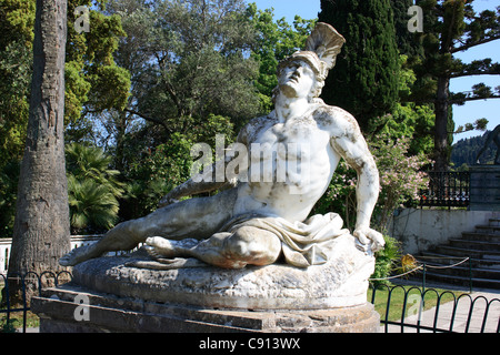 Il Palazzo di Achille nel villaggio di Gastouri fu costruito nel 1890 per l'imperatrice Elisabetta d'Austria. Esso ha molte statue di Foto Stock