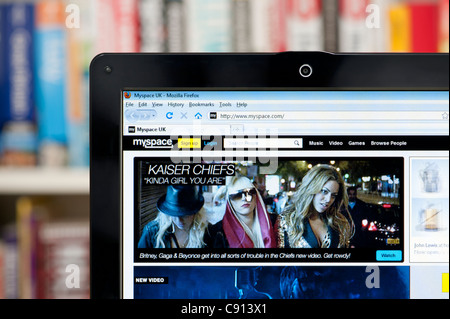 Il sito Web di MySpace sparato contro una libreria sullo sfondo (solo uso editoriale: -print, TV, e-book e Redazione sito web). Foto Stock
