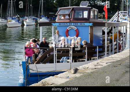 Regina del mare arrivando in caernarfon dopo un viaggio lungo il menai strait gwynedd north Wales UK Foto Stock