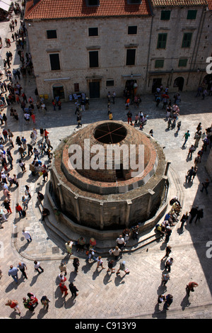 L'Onofrio fontana fu costruito nel 1438 e funge sia da una fontana e da un serbatoio di acqua nel centro storico della città di Dubrovnik. Foto Stock