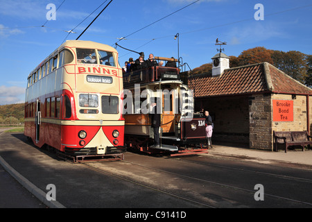 Due progetti di contrasto del tram elettrico presso il museo Beamish, North East England, Regno Unito Foto Stock