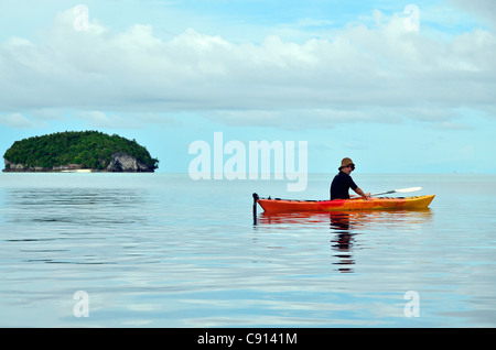 In canoa sul mare calmo a Kri Eco Resort Raja Ampat isole della Papua occidentale nell'Oceano Pacifico, Indonesia. Foto Stock