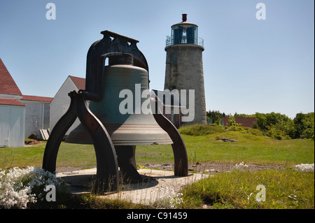 Il faro e la campana a Monhegan Island, ME. Foto Stock