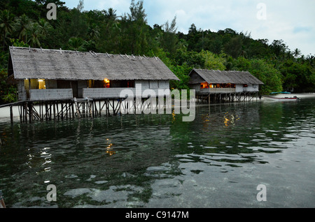Sala da pranzo sulla barriera corallina a Kri Eco Resort Raja Ampat isole della Papua occidentale nell'Oceano Pacifico, Indonesia. Foto Stock