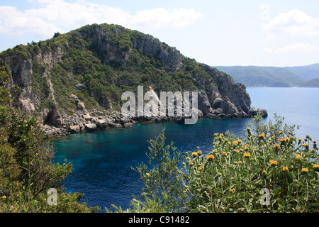 Paleokastritsa è una località costiera sull'isola con una costa rocciosa scenda ripidamente per piccole insenature e spiagge. Foto Stock
