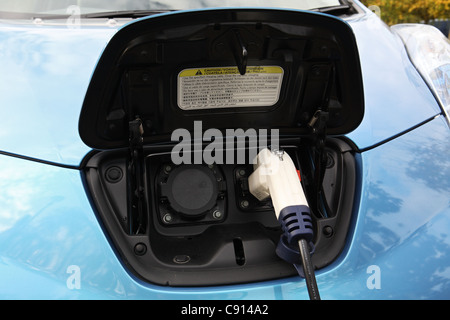 Vista in dettaglio della Nissan Leaf auto visto la sua carica batteria North East England, Regno Unito Foto Stock