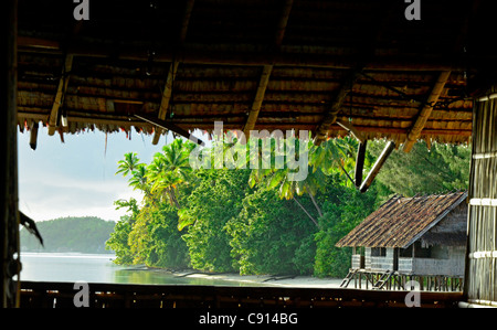 Kri Eco Resort sulla tropicale Isola Kri Raja Ampat isole della Papua occidentale nell'Oceano Pacifico, Indonesia. Foto Stock