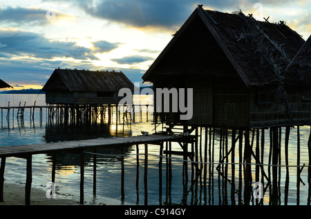 Capanne tradizionali a Kri Eco Resort Raja Ampat isole della Papua occidentale nell'Oceano Pacifico, Indonesia. Foto Stock