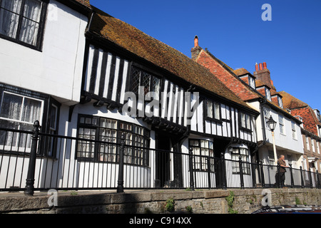 Il XVI secolo le case con la struttura in legno ad alta Hastings Street, East Sussex, South Coast, England, Regno Unito Foto Stock