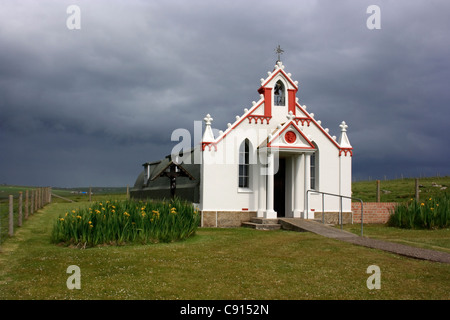 Vi è una cappella italiana a Lamb Holm. La cappella fu costruita dai prigionieri di guerra italiani che erano detenuti in Orkney dal 1942 Foto Stock
