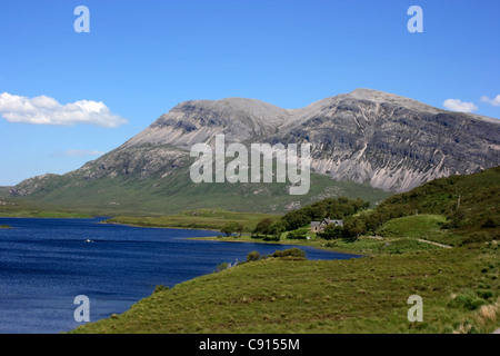 Arkle è una grande e imponente montagna che sorge a 787 metri sopra il livello del mare. Comandi IT in una fantastica vista del Loch Stack Foto Stock