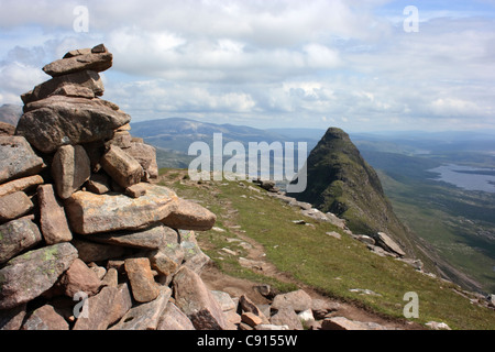 Suilven noto in gaelico scozzese come Sula Bheinn è una delle più caratteristiche montagne in Scozia. Meall Meadhonach è il Foto Stock