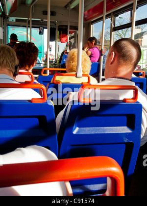 Interno che mostra i passeggeri di un autobus affollato in una giornata di sole in Inghilterra, Regno Unito Foto Stock