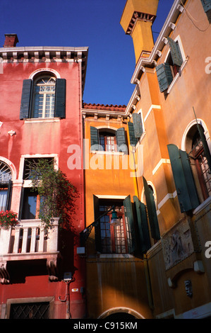 Venezia la colorata architettura e gli edifici sono popolari con i turisti e offrono fondali entusiasmanti per gli artisti fotografi Foto Stock