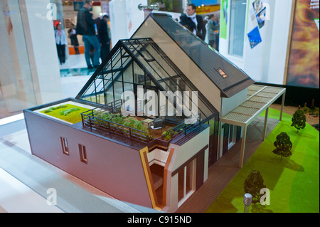 Parigi, Francia, Batimat Construction Materials Trade Show, Green eco House Concept Building Model on Display, casa a risparmio energetico, concetto di economia verde globale, ecologico francia casa a risparmio energetico Foto Stock