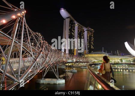 Il ponte di elica e la Marina Bay Sand Hotel, Singapore Foto Stock