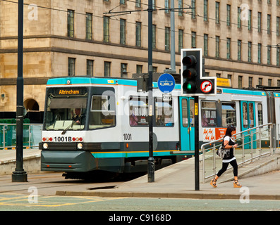 Manchester Metrolink tram nel centro della città di Manchester Inghilterra quando completato sarà il più grande urban light rail system nel Regno Unito Foto Stock