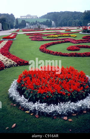 Palazzo di Schonbrunn, denominata per la primavera, Schonen Brunnen, Vienna, Austria, c1700 Foto Stock