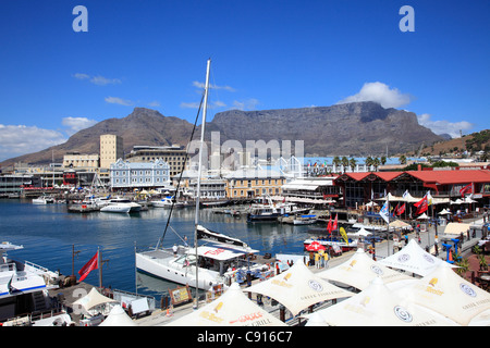 Table Mountain domina lo skyline sopra Città del Capo ed è uno splendido sfondo per i paesaggi urbani e le vedute del porto. Foto Stock