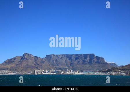 La Table Mountain è un vasto altopiano e la cresta di montagna che sovrasta la città di Capetown. Data shot 14/3/2010. Foto Stock