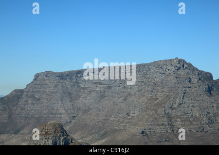 La Table Mountain è un vasto altopiano e la cresta di montagna che sovrasta la città di CapeTown.La cresta di arenaria corre lungo il Cape Foto Stock