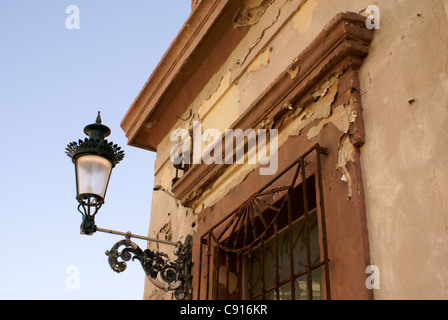 Lanterna di metallo sull'angolo di un edificio del XIX secolo in Old Mazatlan, Sinaloa, Messico Foto Stock