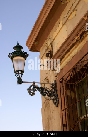Lanterna di metallo sull'angolo di un edificio del XIX secolo in Old Mazatlan, Sinaloa, Messico Foto Stock