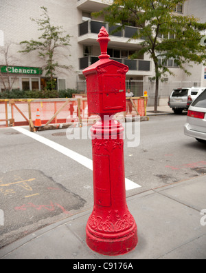 Idranti antincendio sono utilizzati in tutta New York per i vigili del fuoco per accedere alla rete idrica in caso di emergenze. Questo idrante di fuoco è vecchio Foto Stock
