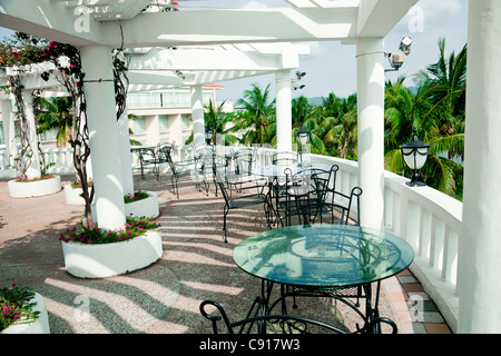 Caffetteria con terrazza patio ferro mobili. Foto Stock