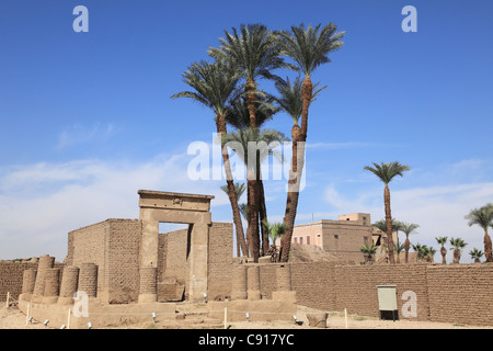 Tempio di Karnak è un immenso tempio pharonic e open-air museum e il più grande sito religioso antico nel mondo. Il viale di Foto Stock