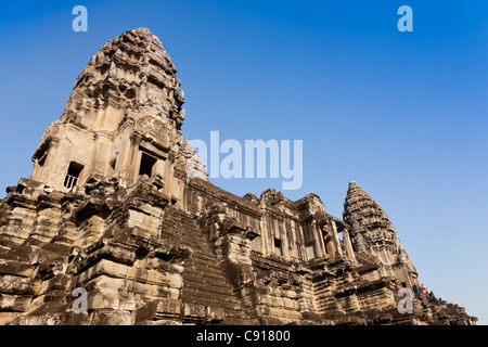 Angkor Wat è costruita nei primi anni del XII secolo che è diventato un simbolo della Cambogia. Foto Stock