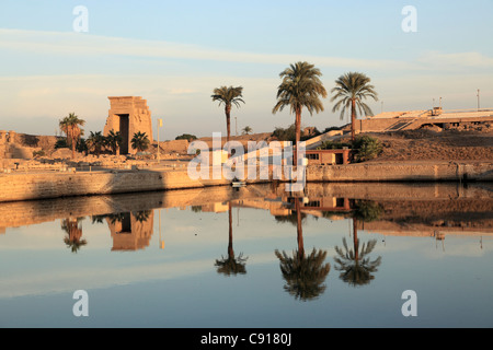 Tempio di Karnak è un immenso tempio pharonic e open-air museum e il più grande sito religioso antico nel mondo. È sul Foto Stock