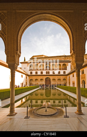 Il palazzo di Alhambra di Granada è un grande palazzo costruito in stile Mudejar o stile moresco nel XIV secolo ed è un'UNESCO Foto Stock