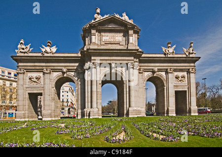 Il Puerta de Alcala è un monumento neoclassico in Plaza Independencia. Foto Stock